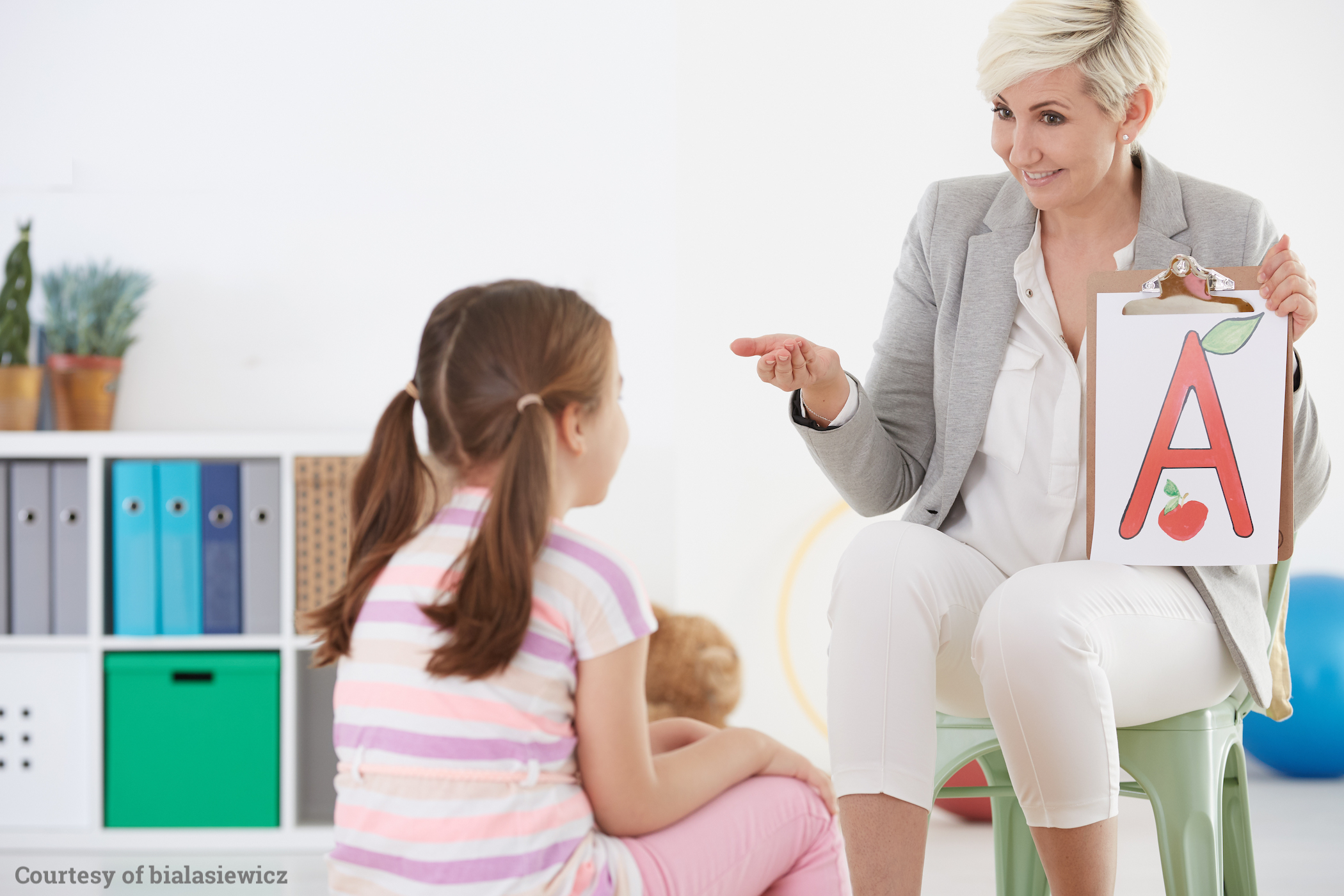 speech-therapist-and-child-P57NFQ9