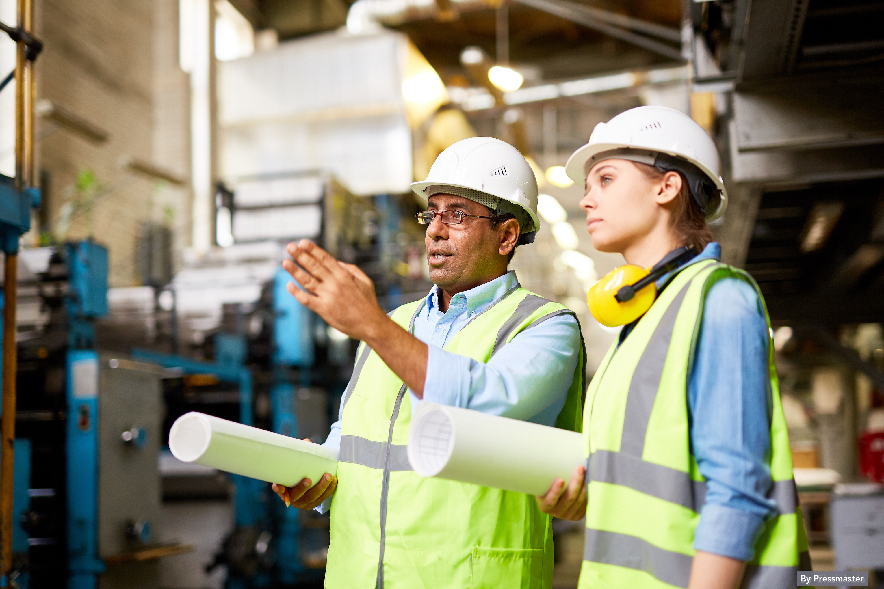 two-people-communicating-on-architect-job-site