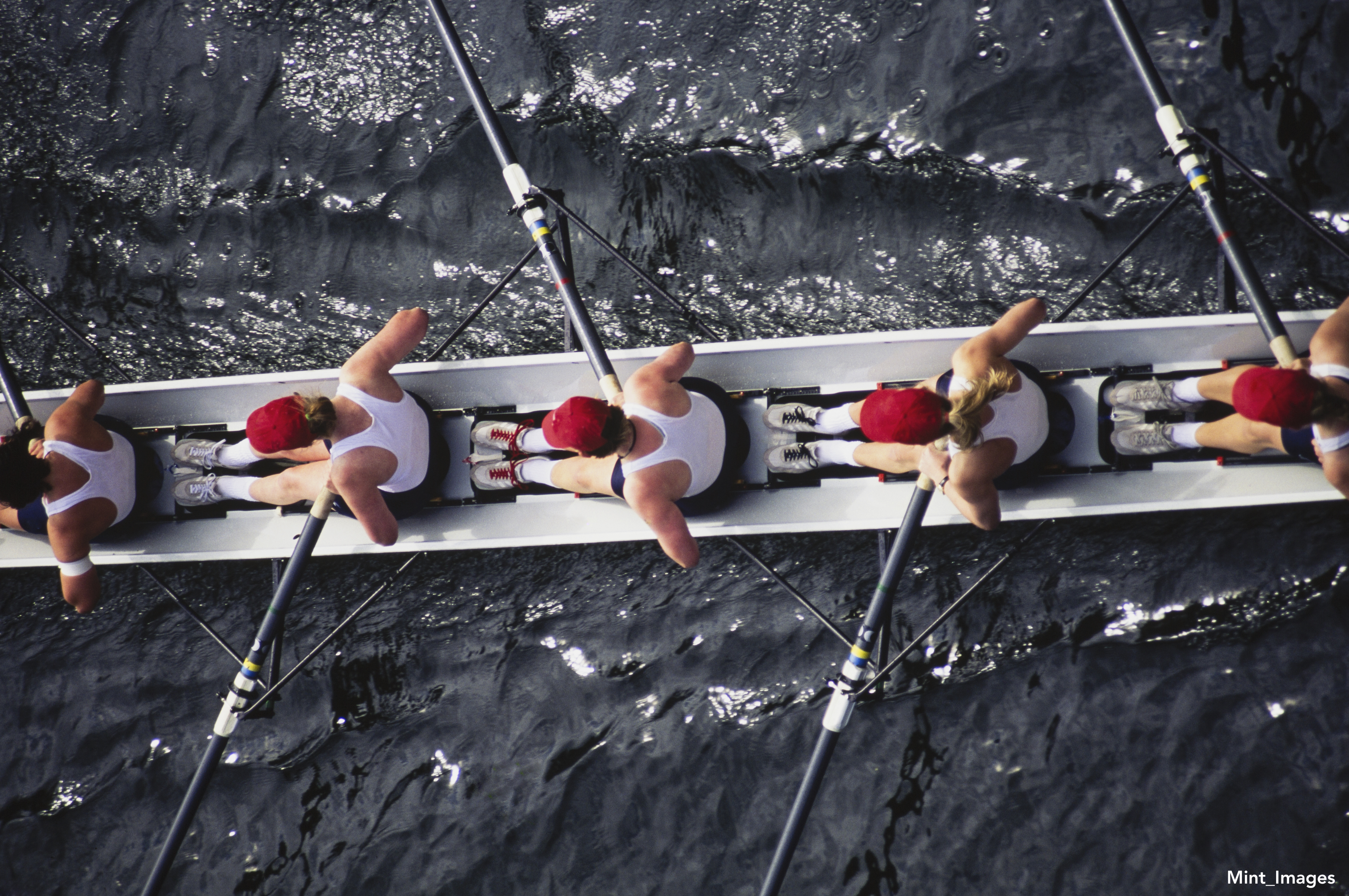 rowing-team-on-the-water-synchronizing